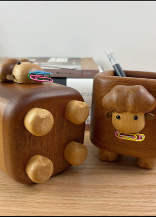 Kreativer Schreibtisch-Organizer aus Walnussholz mit Schäfchen-Motiv | Handgefertigter Stifthalter & Kosmetik-Aufbewahrung | Gopure Studio Gopure Studio