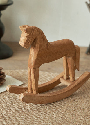 Klassisches Schaukelpferd aus Holz im skandinavischen Stil | Handgefertigte Deko-Figur aus Kiefernholz | Gopure Studio Gopure Studio